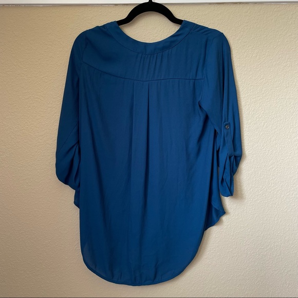 Lush V-Neck Blouse w Roll-up Sleeves (Like New) - Picture 3 of 4